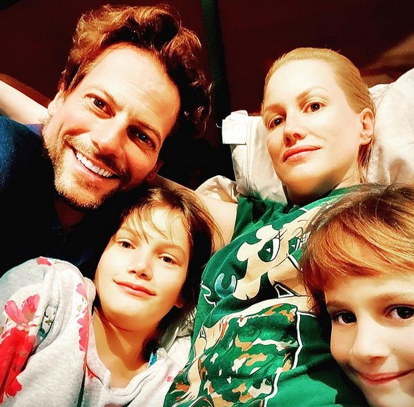 Ioan Gruffudd e Alice Evans com as filhas (Foto: Instagram)