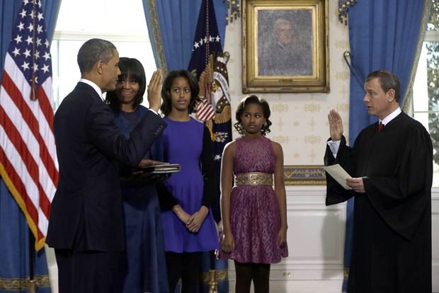 O presidente dos EUA, Barack Obama, presta juramento para tomar posse formalmente de seu segundo mandato, neste domingo (20), na Casa Branca (Foto: AFP)