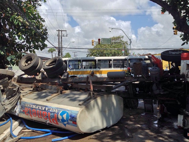 Acidente na Zona Norte do Recife (Foto: Kety Marinho/TV Globo) Acidente na Zona Norte do Recife (Foto: Kety Marinho/TV Globo)