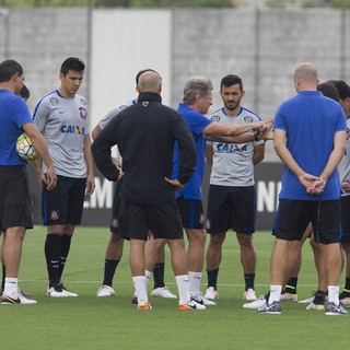 Corinthians adia acerto de salários de outubro; Oswaldo vê clima tranquilo
