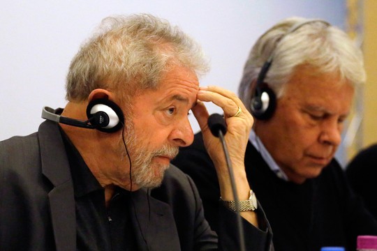 O ex-presidente Luiz Inácio Lula da Silva e o ex-primeiro ministro espanhol Felipe González durante evento do Instituto Lula (Foto: Nelson Antoine/AP Photo)