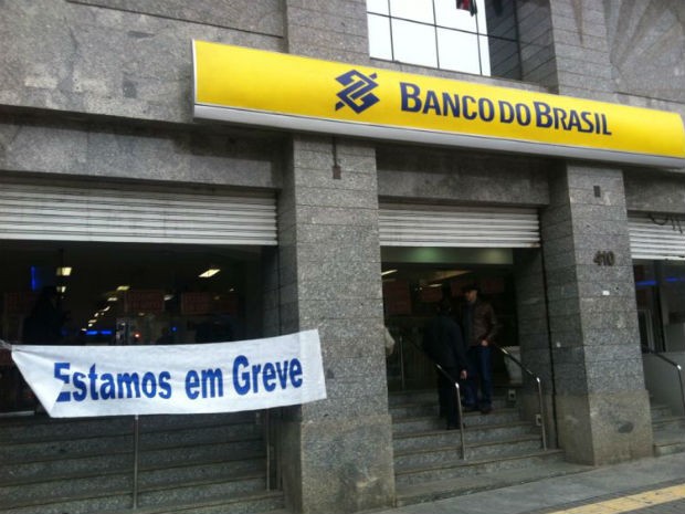 Agências bancárias amanheceram com o anúncio da greve em faixas e cartazes (Foto: Fernando Castro/ G1)
