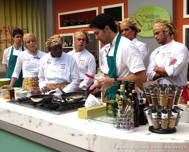 Chef Rodrigo Oliveira ensina a usar o azeite em várias iguarias (Foto: Mais Você / TV Globo)
