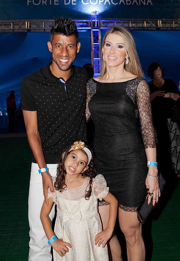 Leo Moura, a mulher, Camila Silva, e a filha, Isabella (Foto: Fabrizia Granatieri/Revista QUEM) Leo Moura, a mulher, Camila Silva, e a filha, Isabella (Foto: Fabrizia Granatieri/Revista QUEM)