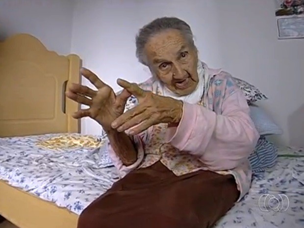 Geralda Benedita de Morais, de 107 anos, aguarda dinheiro do INSS em Trindade, Goiás (Foto: Reprodução/TV Anhanguera)