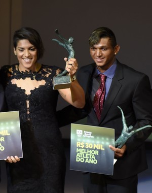 Ana Marcela Cunha e Isaquias Queiroz recebem prêmio de Melhor Atleta do Ano no Prêmio Brasil Olímpico (Foto: André Durão)