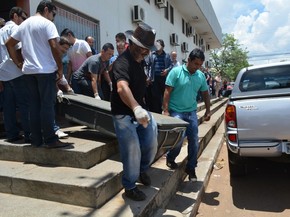 Corpo da vítima foi encaminhada ao Instituto Médico Legal (Foto: Hosana Morais/G1)