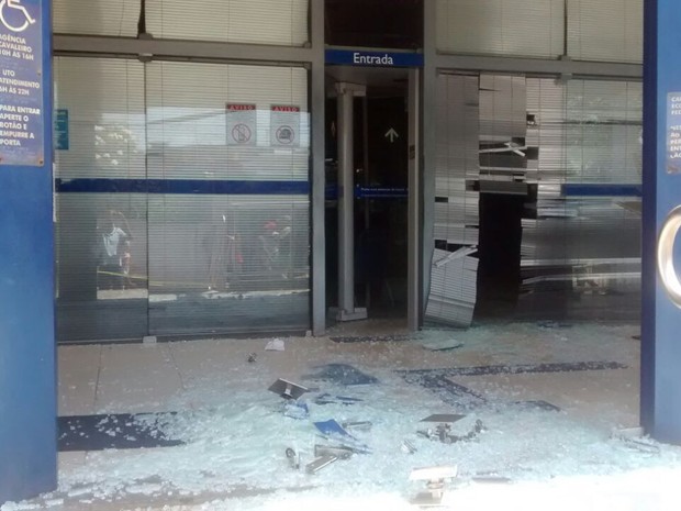 Banco foi alvo de bandidos em Jaboatão dos Guararapes (Foto: Anderson Moraes/TV Globo)
