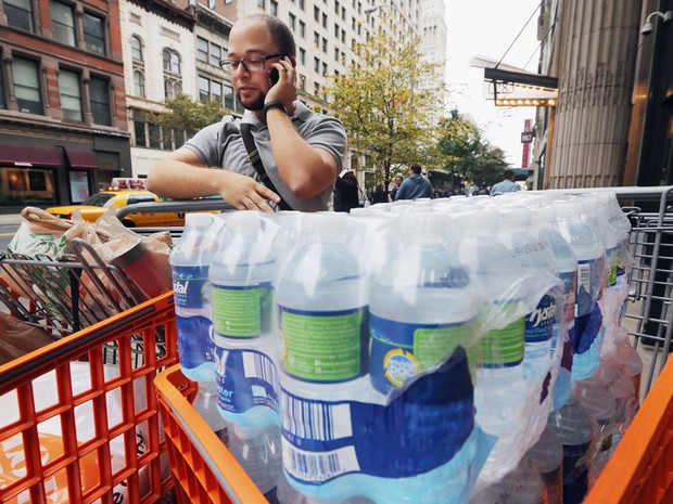26 de outubro - Em Nova York, americano junta suprimentos temendo os efeitos da passagem do furacão Sandy. (Foto: Mario Tama/Getty Images/AFP )