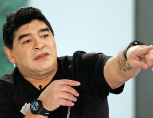 Maradona reaparece após cirurgia plastica  (Foto: Reuters)