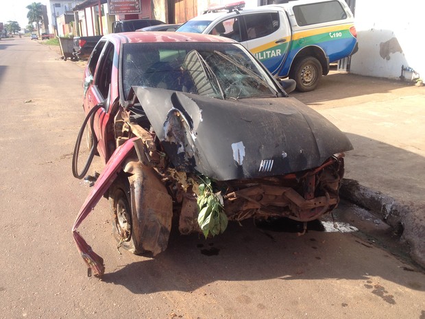 Motorista que dirigia o carro perdeu o controle e caiu em ribanceira, comparsa de suspeito fugiu do local (Foto: Hosana Morais/G1) Motorista que dirigia o carro perdeu o controle e caiu em ribanceira, comparsa de suspeito fugiu do local (Foto: Hosana Morais/G1)