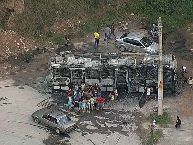 Ônibus ficou completamente após ser incendidado no Aglomerado da Serra (Foto: Reprodução/TV Globo)