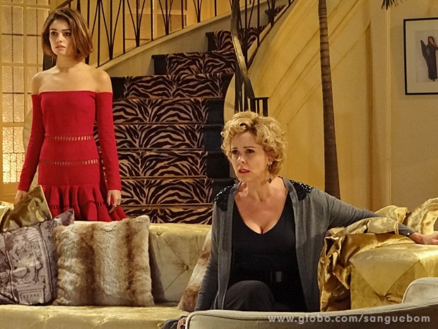 Amora fica passada ao ver Malu e Bento pagando de namoradinhos (Foto: Sangue Bom/TV Globo) Amora fica passada ao ver Malu e Bento pagando de namoradinhos (Foto: Sangue Bom/TV Globo)
