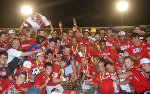 Campinense fica com a taça da Copa do Nordeste em 2013 (Foto: Silas Batista / Globoesporte.com/pb)