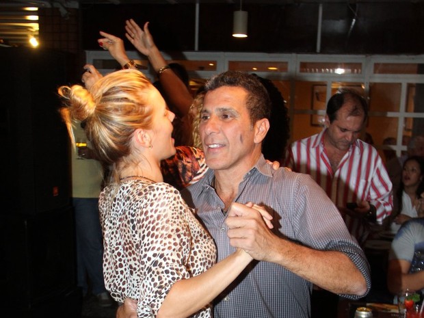 Carolina Dieckmann dança com Eri Johnson em evento no Rio (Foto: Marcus Pavão/ Ag. News)