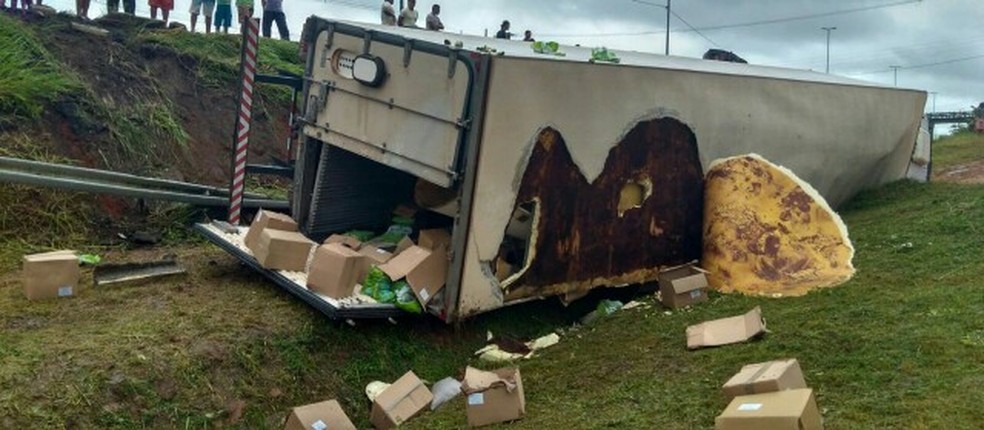 Caminh&atilde;o tombou na BR-101, na altura da cidade de Escada, na Mata Sul de Pernambuco (Foto: Divulga&ccedil;&atilde;o/PRF)