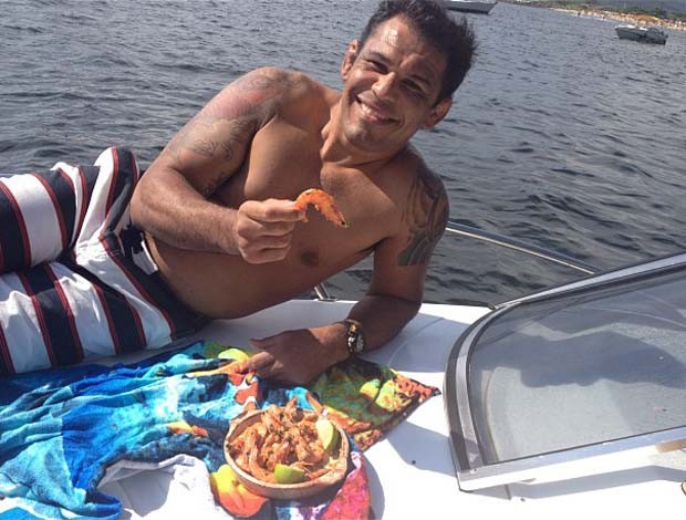 Rodrigo Minotauro come camarão em iate (Foto: Reprodução / Instagram)