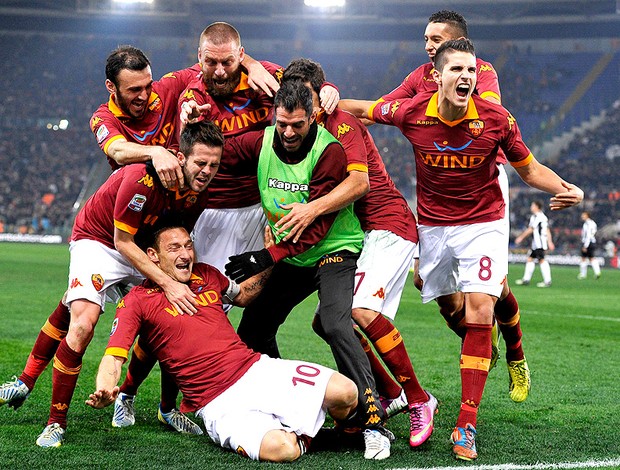 Totti comemora gol do Roma contra o Juventus (Foto: AP)