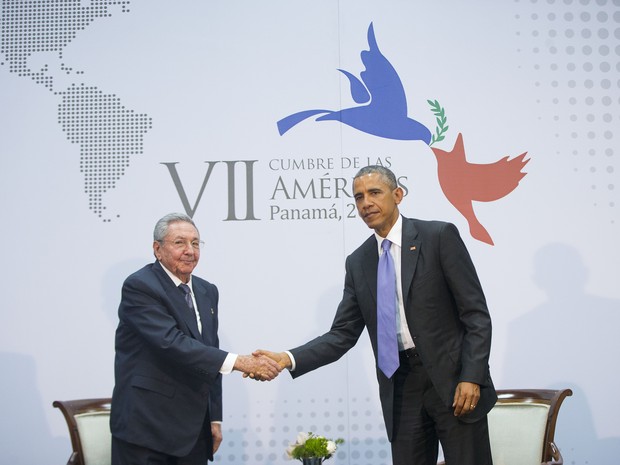 O presidente dos EUA Barack Obama cumprimenta o presidente de Cuba Raul Castro durante encontro na Cúpula das Américas na Cidade do Panamá (Foto: Pablo Martinez Monsivais/AP)