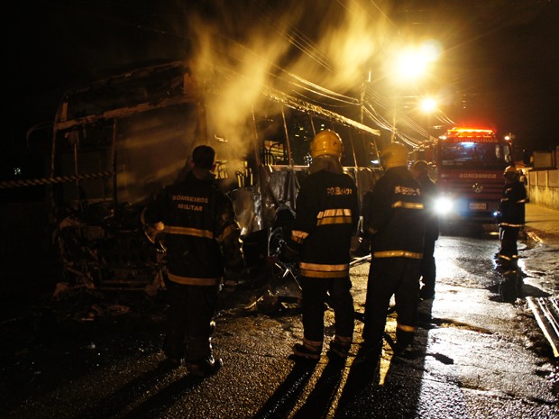 Bombeiros fazem rescaldo em carcaça de Ônibus incendiado no Bairro dos Ingleses, em Santa Catarina, nesta terça-feira (13) (Foto: Glauco Araújo/G1)