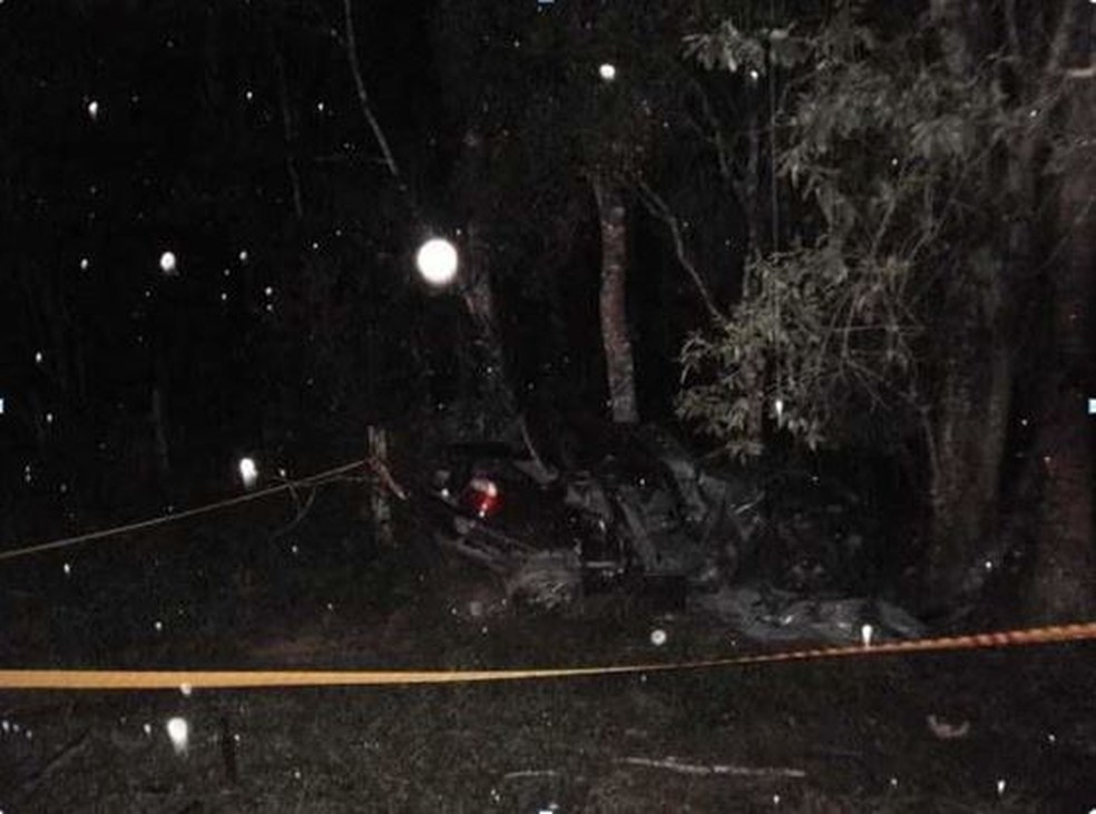 Dois irm&atilde;os morreram ap&oacute;s colis&atilde;o em &aacute;rvore (Foto: PMRv/Divulga&ccedil;&atilde;o)