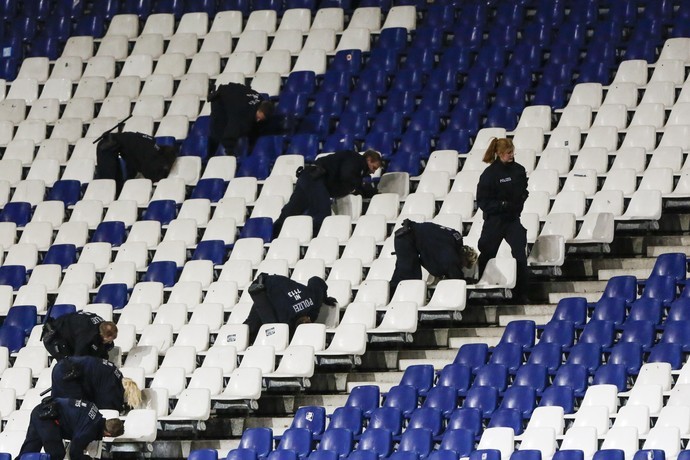 Policiais procuram objetos suspeitos em estádio na Alemanha (Foto: Markus Schreiber/AP)