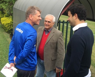 Paulo Autuori conversa com dirigentes do São Paulo (Foto: Marcelo Hazan)