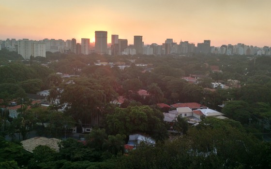 Por do sol em São Paulo. A cidade passa por uma sequência de dias quentes e secos (Foto: Alexandre Mansur)