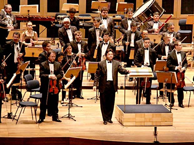 Músicos da Orquestra Sinfônica de Brasília sob regência do maestro Cláudio Cohen (Foto: Alan Moreira/Divulgação)