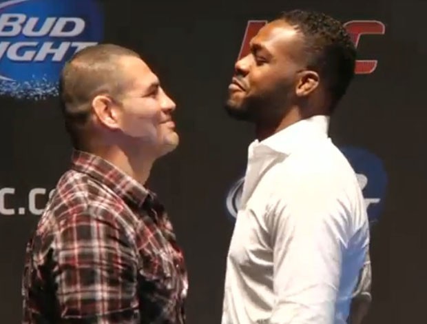 Cain Velásquez e Jon Jones dando uma encarada (Foto: Alexandre Fernandes)