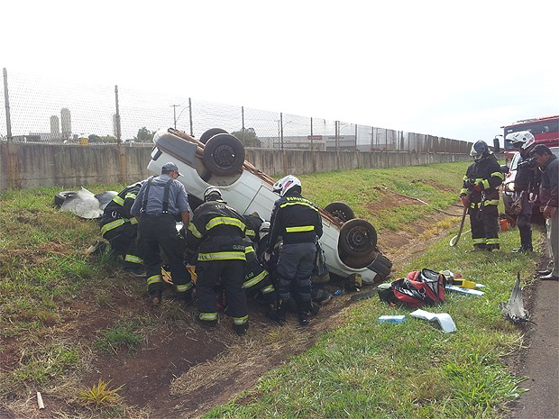 Cerca de dez bombeiros trabalharam no resgate da vítima em Ribeirão Preto (Foto: Michel Montefeltro/G1)