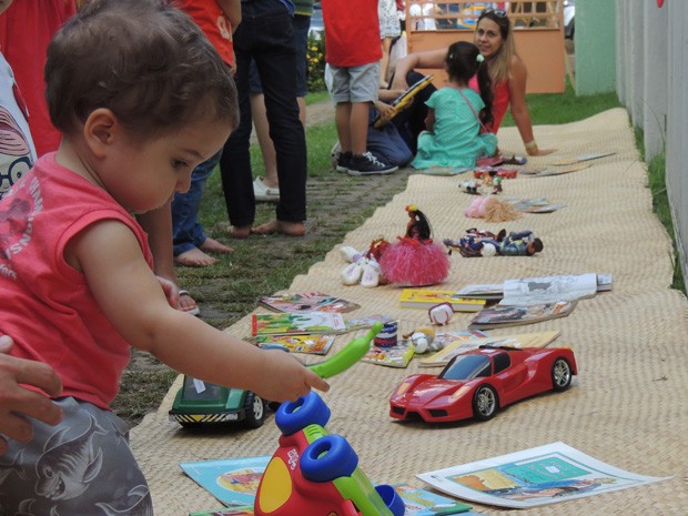 Dia do Troca Troca é feita para criançada trocar brinquedos em bom estado. (Foto: Renan Holanda / G1)