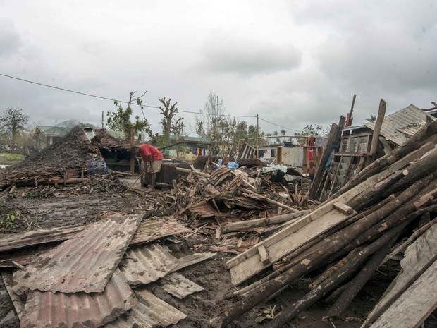 Moradores buscam pertences em casas destruídas em Port-Vila (Foto: REUTERS/UNICEF Pacific/Handout )