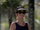 Juliana Didone exibe barriga sequinha ao se exercitar na orla do Rio