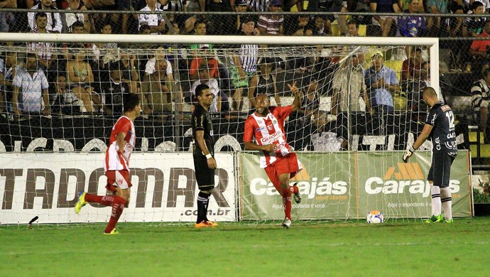 João Victor marca o segundo gol do CRB (Foto: Ailton Cruz/ Gazeta de Alagoas)