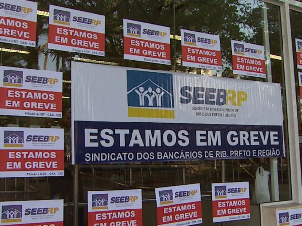 Cartazes na porta de agência bancária nesta terça-feira (18) em Ribeirão Preto, SP (Foto: Reprodução EPTV)