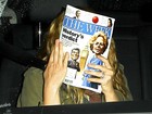 Drew Barrymore cobre o rosto para se esconder de paparazzi