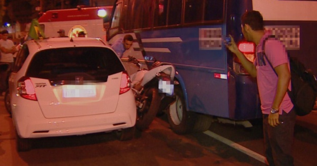 G1 Acidente entre micro ônibus carro e moto deixa 2 feridos em