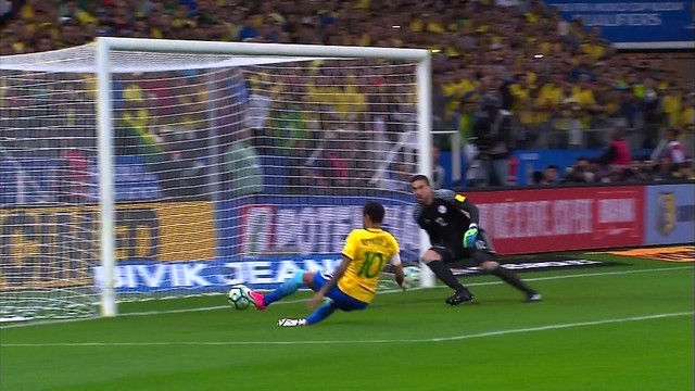 <p>
	Coutinho recebe pela direita, cruza rasteiro, e Neymar chega de carrinho para finalizar, mas bola bate na rede pelo lado de fora! Ele fica reclamando de dores com o choque na trave, mas se levanta e mostra que est&aacute; tudo bem!</p>
