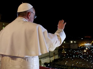 13 de março - Foto divulgada pelo Vaticano mostra o Papa Francisco acenando para a multidão de fiéis na Praça São Pedro (Foto: L'Osservatore Romano/AFP)