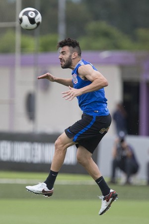 Corinthians fica próximo de renovar contrato do volante Bruno Henrique