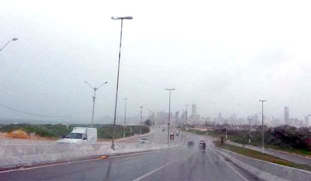 Capital potiguar tem chuva ininterrupta desde a madrugada desta terça (2) (Foto: Jorge Talmon/G1)