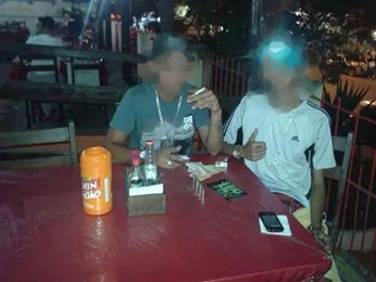 Jovens postam foto em bar, com munições e dinheiro, em Jaboatão (Foto: Divulgação / Polícia Civil)