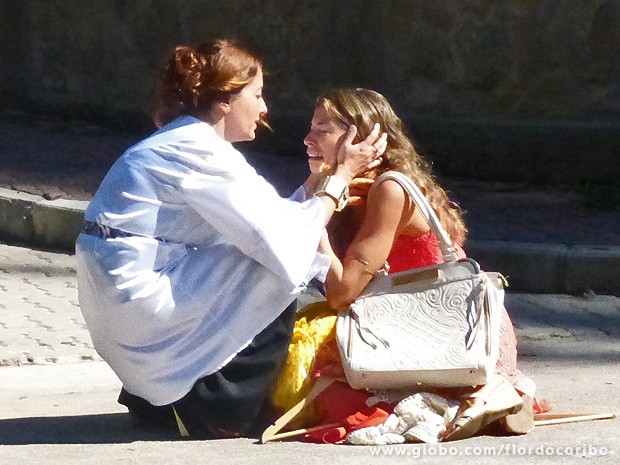 Guiomar corre para ajudar ex-nora (Foto: Flor do Caribe / TV Globo)
