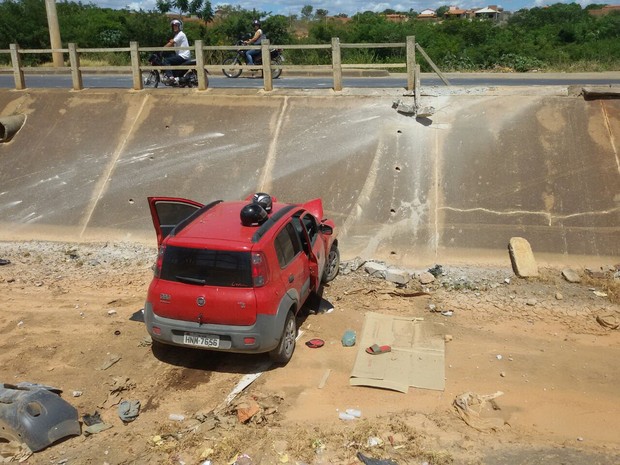 Jovem foi preso somente após o carro cair em canal em Janaúba. (Foto: Polícia Militar)