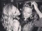 Fiorella e Thaila Ayala sensualizam em festa de Sophie Charlotte