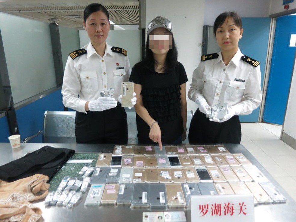 Mulher levava iPhones amarrados ao corpo quando foi presa na China (Foto: Divulgação/Alfândega de Shenzhen)