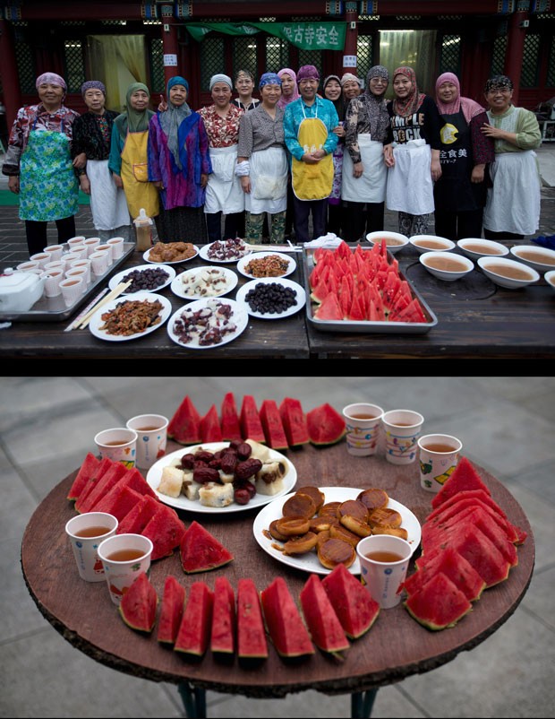 Mulheres chinesas posam para foto na pesquita de Niujie, em Pequim, em frente ao banquete do Iftar (Foto: Andy Wong/AP)