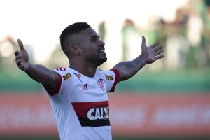Kayke comemora gol pelo Flamengo diante da Chapecoense (Foto: MáRCIO CUNHA / Agência Estado)