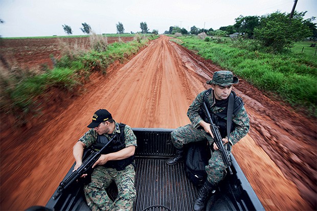 ARMADOS Patrulheiros da  polícia e do Exército paraguaio numa ronda em Paso Tuya, região onde o EPP atua (Foto: Rogério Cassimiro)